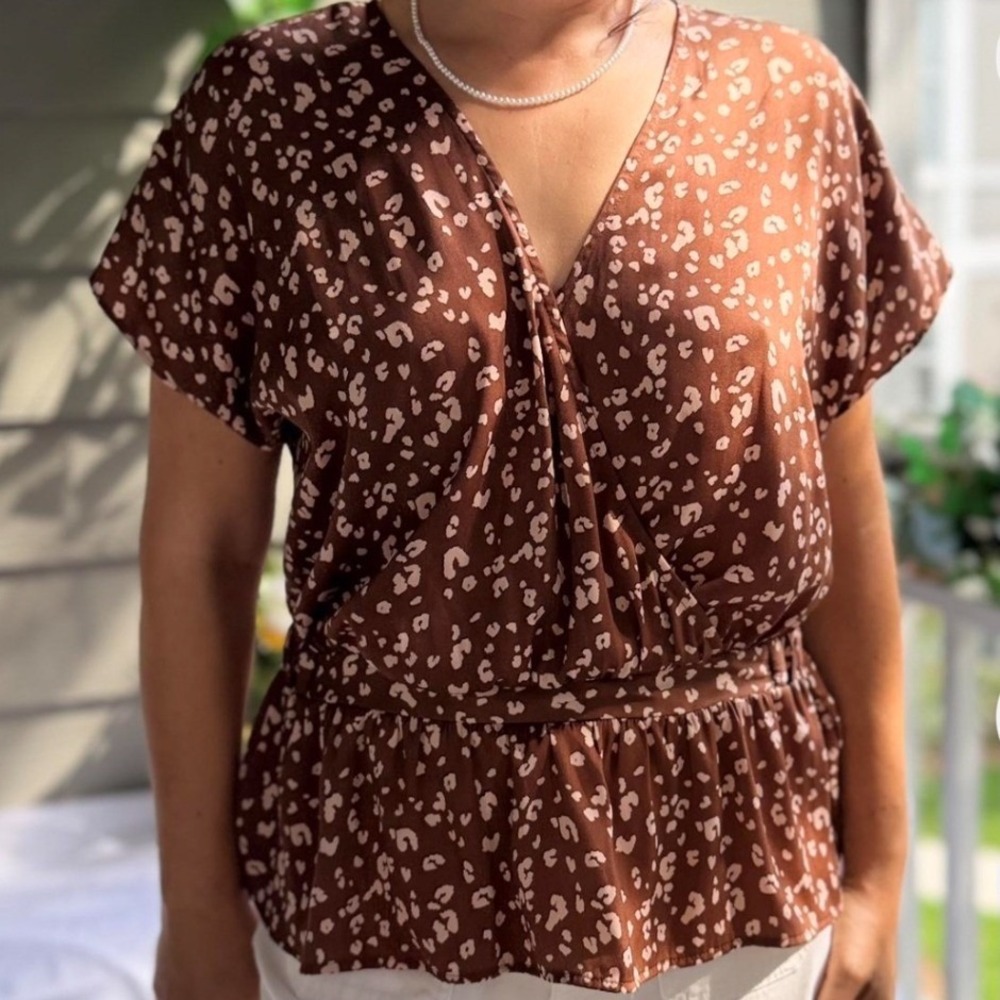 Nine West Women's Sz Medium Faux Wrap Peplum Blouse Tan Beige Animal Print Short